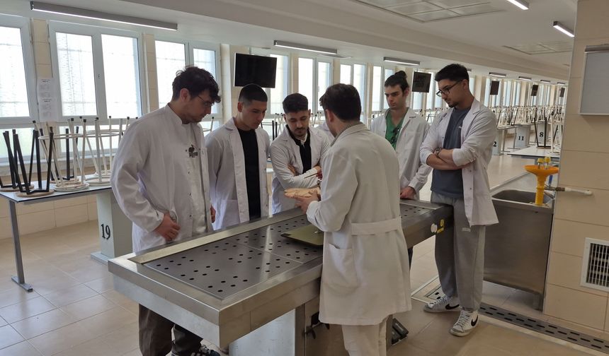 Doktordan anlamlı karar: Yaşarken şifa dağıttı... Ölünce eğitim vermeye devam edecek