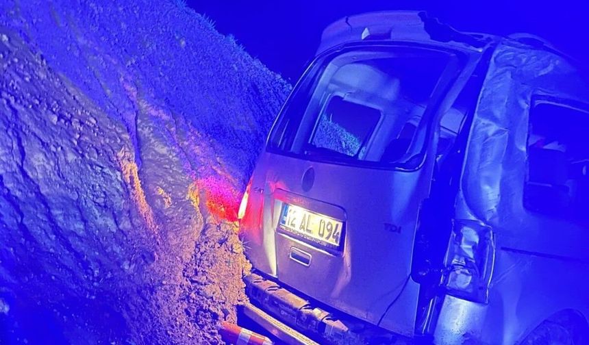 Hafif ticari araç şarampole yuvarlandı: 2 yaralı