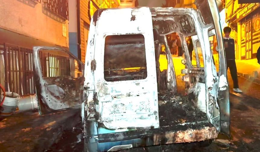 Park halindeki otomobil alev aldı