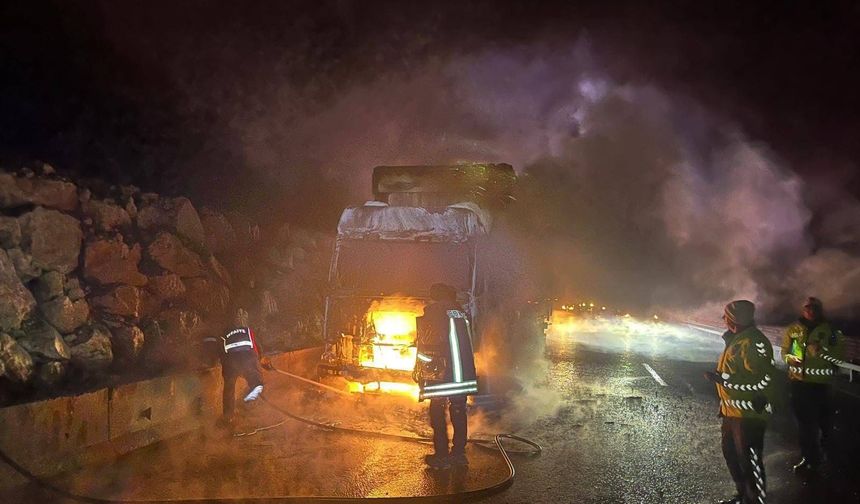 Tır alevler içinde yandı!