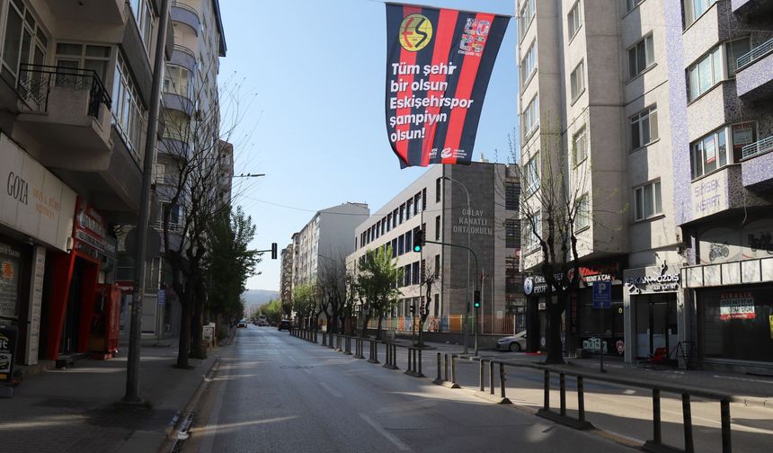 Eskişehir kenetlendi: Şehir bayraklarla donatıldı, taraftara ring seferi