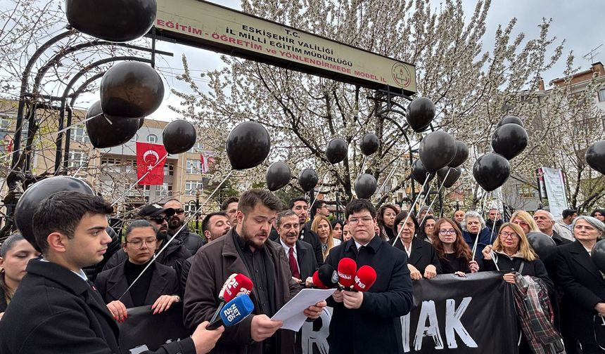 Eskişehir'de Milli Eğitim önünde balonlu protesto