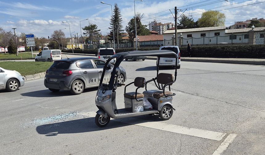 Elektrikli araçla otomobil çarpıştı!