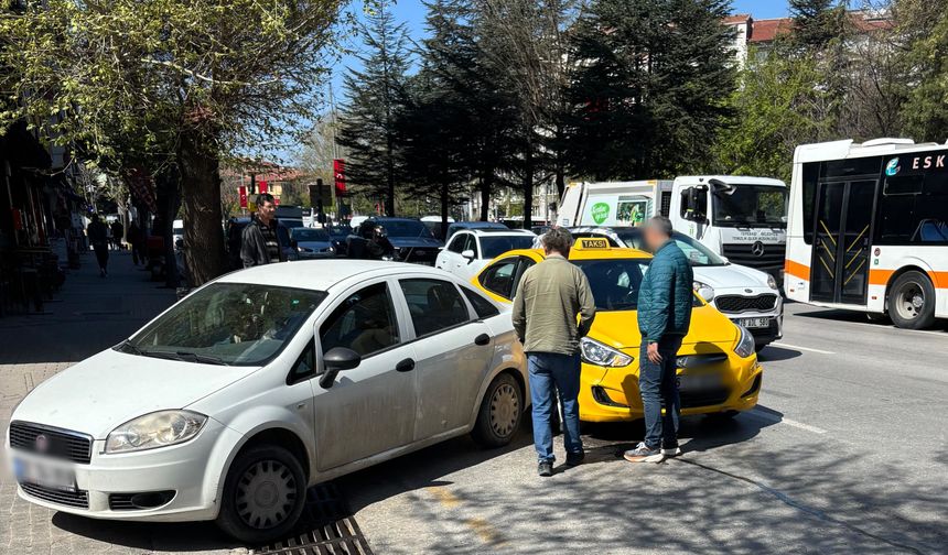 Taksi ile otomobil çarpıştı!