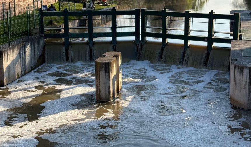 İlginç görüntü: Porsuk Çayı’nda köpük oluştu