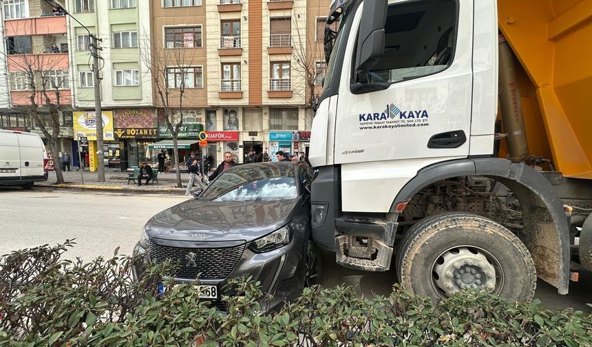Kamyon araca çarptı!