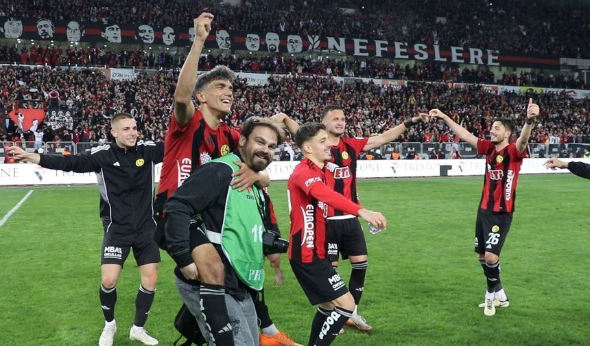 Es-Es galibiyeti çiftetelli oynayarak kutladı