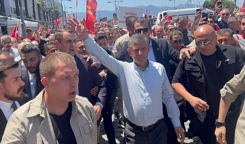 Özgür Özel, binlerce vatandaşla Gündoğdu Meydanı'na yürüdü