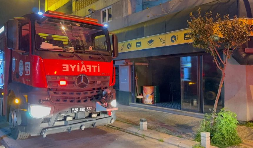 Eğlence mekanında korkutan yangın!