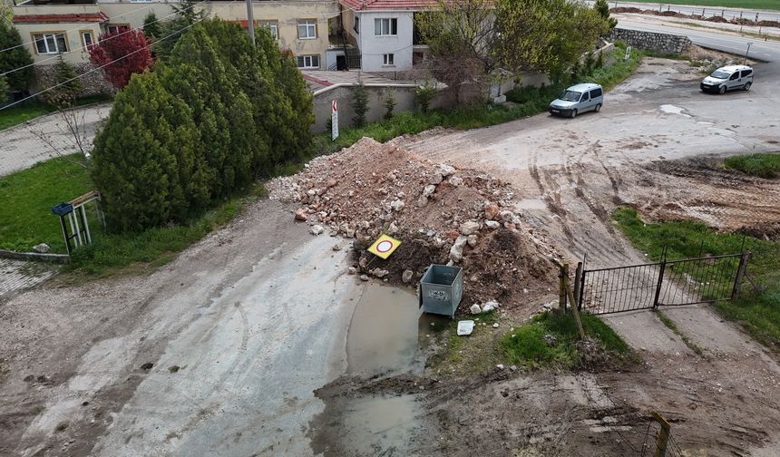 Vatandaşın yol çilesi...  Mahallenin girişi kapatıldı!