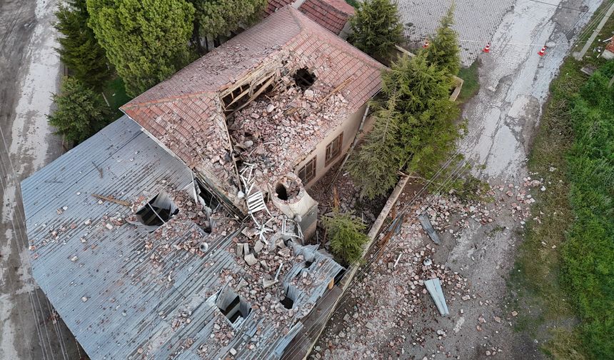 Eskişehir’de yıldırım cami minaresini yıktı!