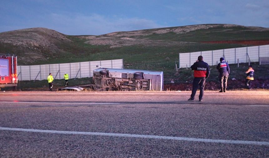 Taraftarları taşıyan midibüs devrildi! 27 kişi yaralandı