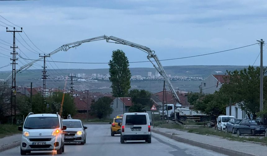 Bu kadarı da pes dedirtti! Araçlar geçerken yaptılar!