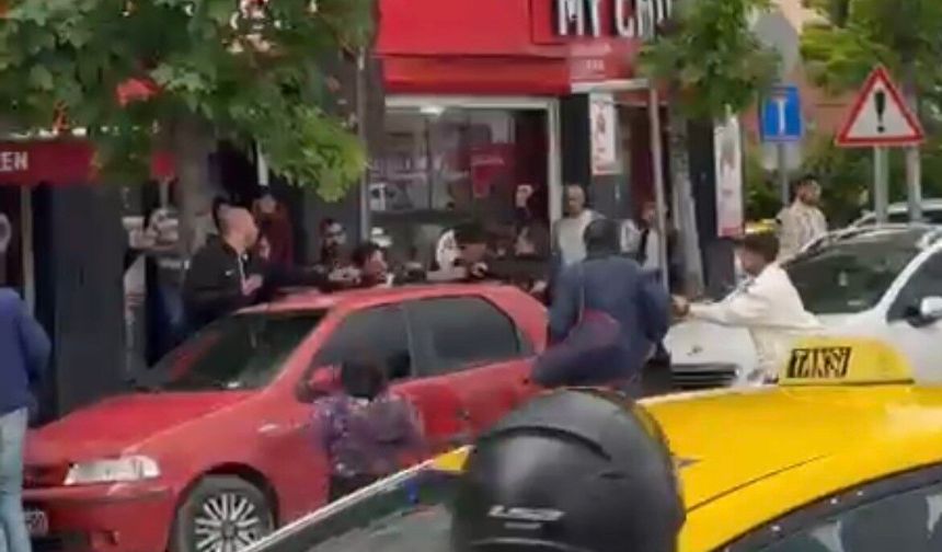 Sokak ortasında yumruk yumruğa kavga!