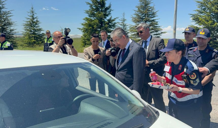 Eskişehir Valisi Erdinç Yılmaz vatandaşla bayramlaştı