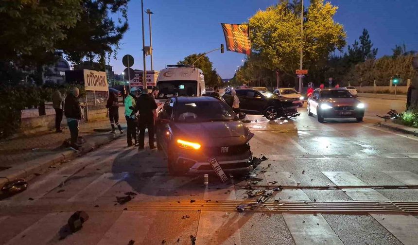 Eskişehir'de iki otomobil çarpıştı: 2 yaralı