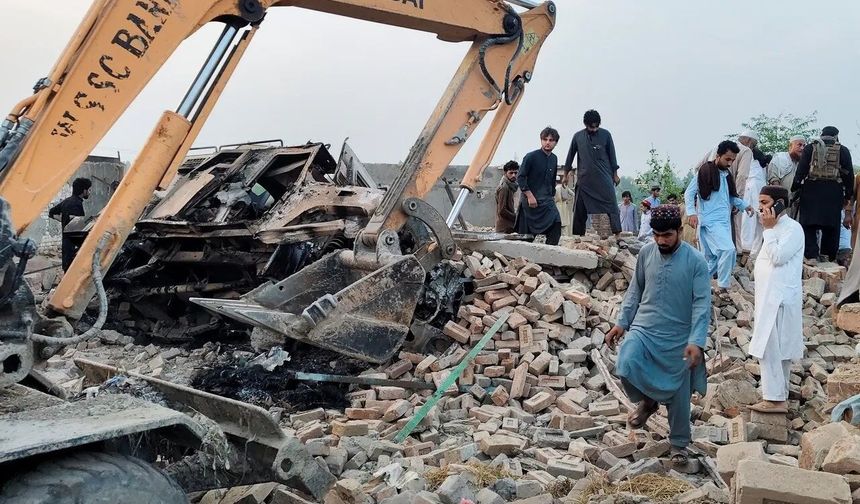 Pakistan'da karakola bombalı saldırı: 12 ölü, 2 yaralı