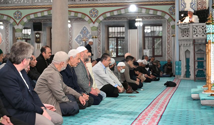 Eskişehir Valisi Erdinç Yılmaz bayram namazı sonrası vatandaşla buluştu