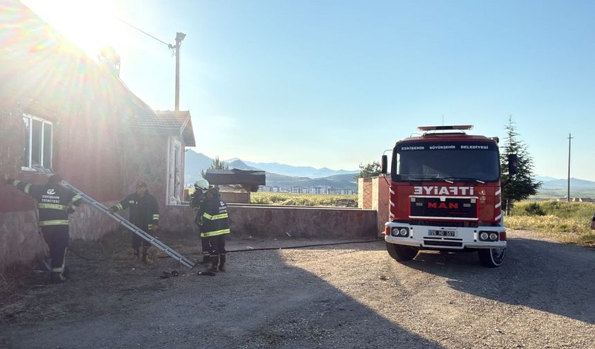 Müzikhol yangını korkuttu: Elektrik kontağından çıktı!