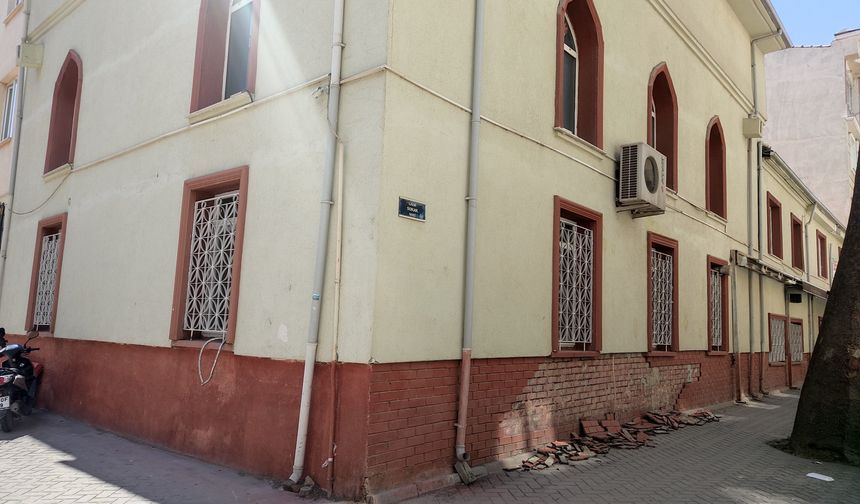 Yeni Bağlar Camii’nde tuğlalar döküldü