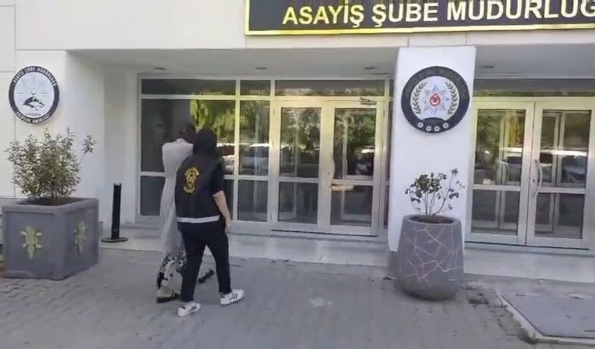 Camiden çıkan yaşlı adamın parasını çaldı