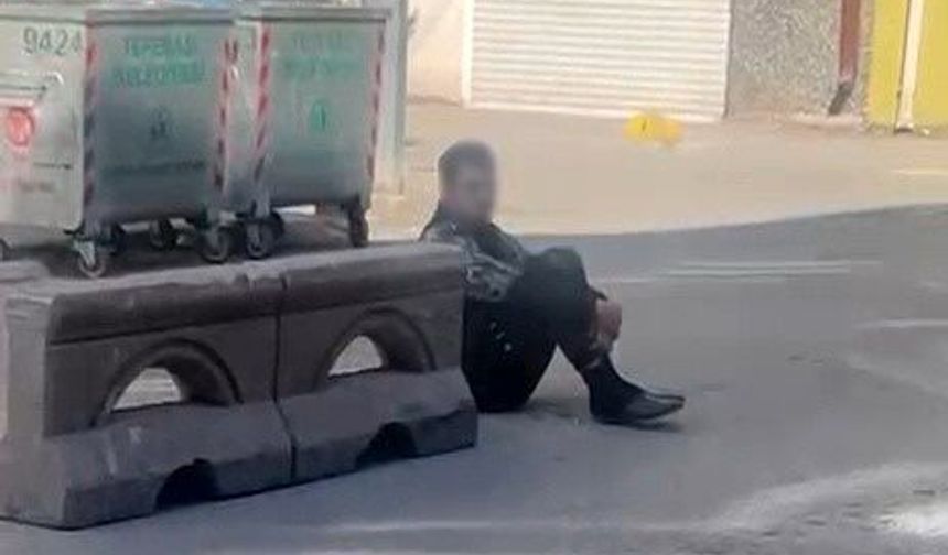 Hareketsiz bekleyen şahıs polisi alarma geçirdi