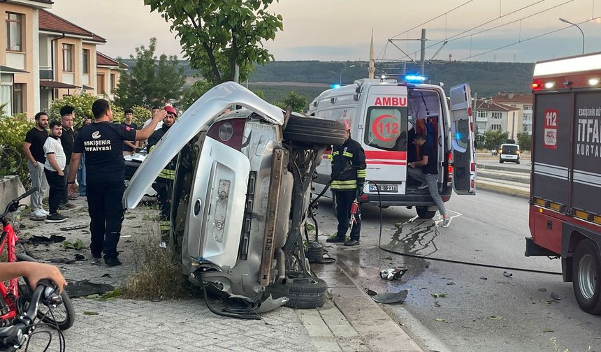 Eskişehir'de korkunç kaza! Araç hurdaya döndü...