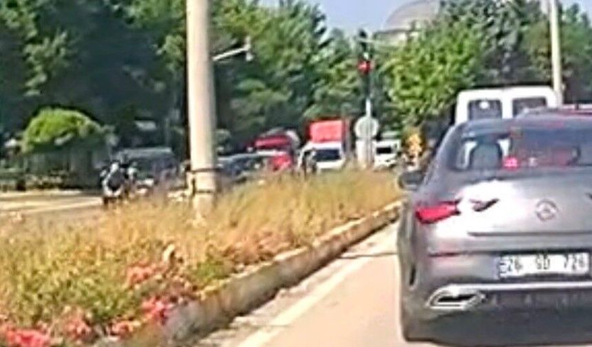 Yaşlı kadına yol vermek isteyen araca başka bir otomobil arkadan böyle çarptı