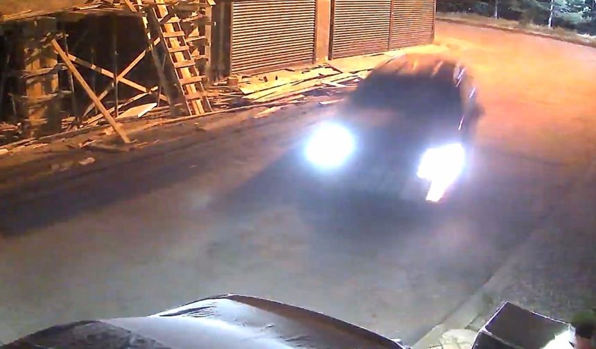 Kontrolden çıktı park halindeki araçlara çarptı! İşte o anlar