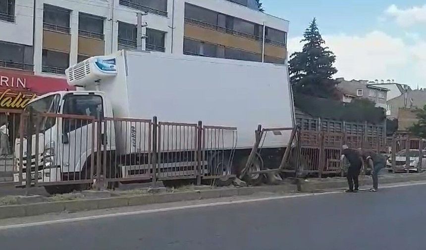 El freni çekilmeyen kamyon trafiğe daldı