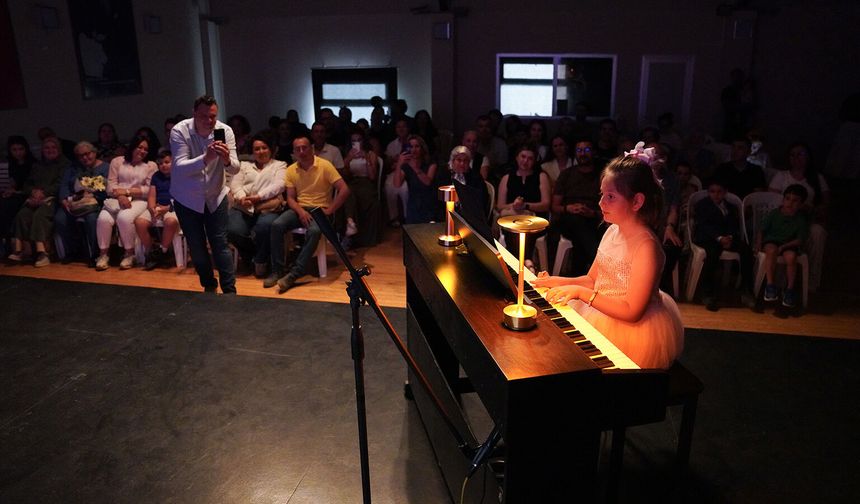 Minik piyanistler yıl sonu konserinde sahne aldı