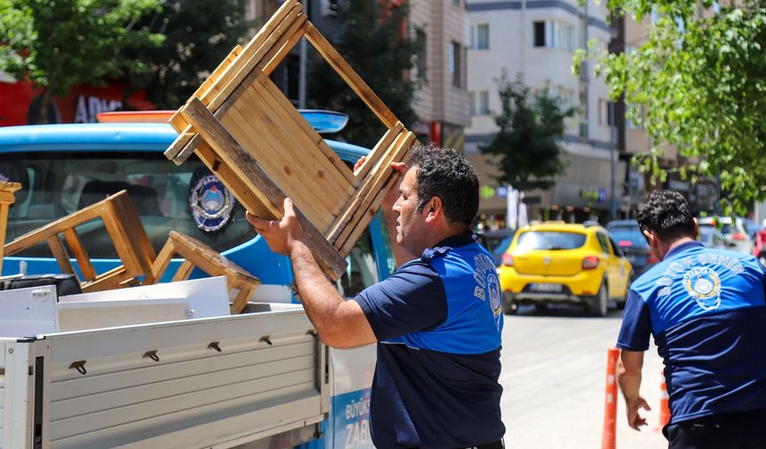 Eskişehir'de kaldırım işgaline zabıta engeli