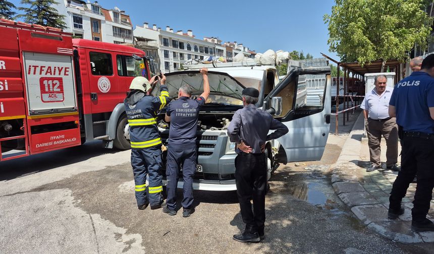 Eskişehir’de park halindeki kamyonet alevlere teslim oldu