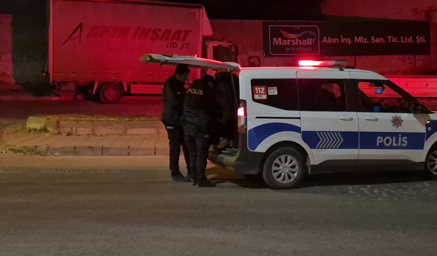 İzinli olarak cezaevinden çıkan şahıs annesini bıçakla kovaladı!