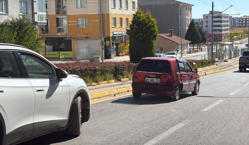 Hatalı manevra maddi hasarlı kazaya yol açtı