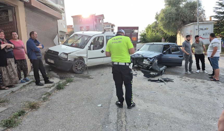 Eskişehir'de iki araç kafa kafaya çarpıştı