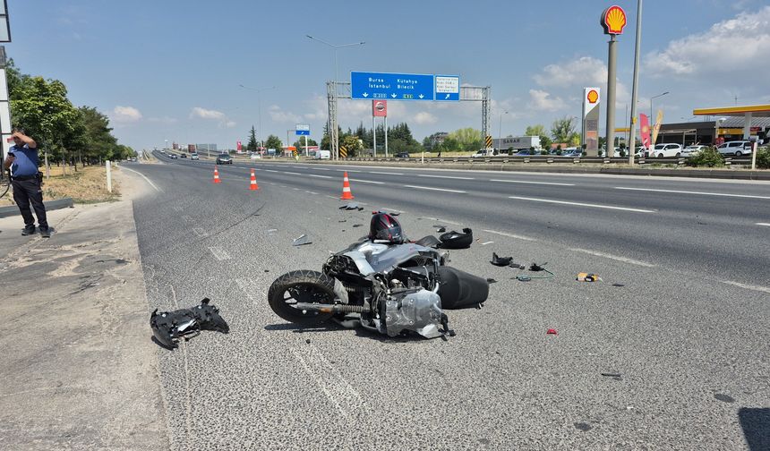 Motosiklet otomobile arkadan çarptı