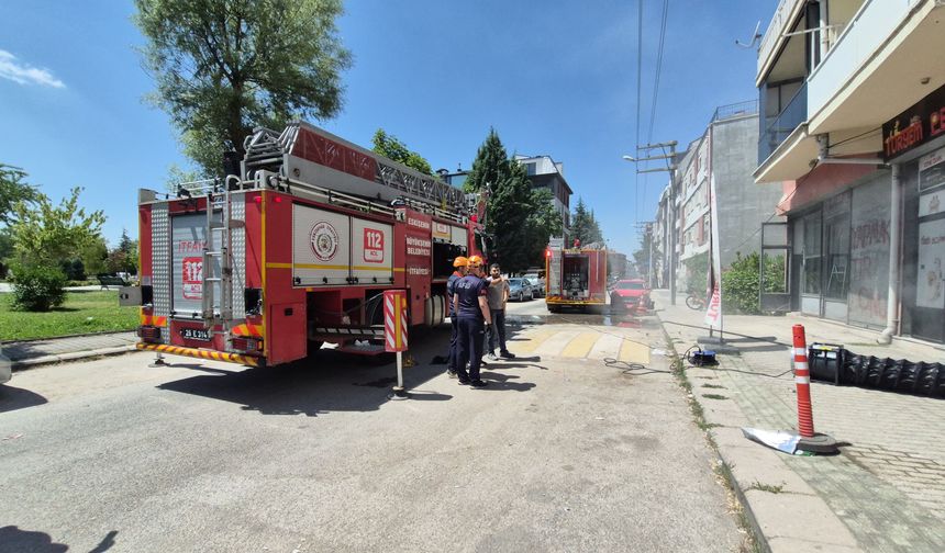 Eskişehir'de bir iş yerinde yangın çıktı! 6 kişi dumandan etkilendi