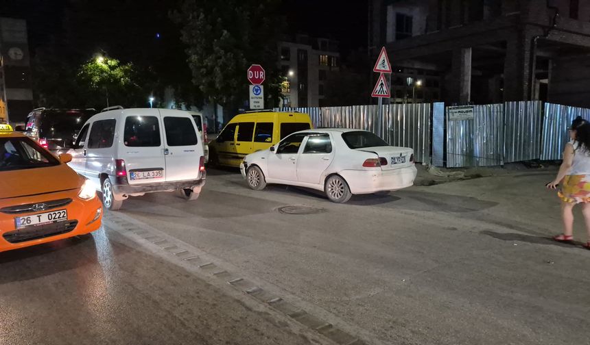 Dolmuş duran otomobile çarptı!