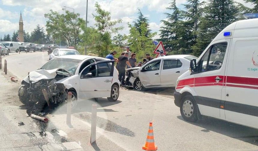 Eskişehir'de iki otomobil kafa kafaya çarpıştı...