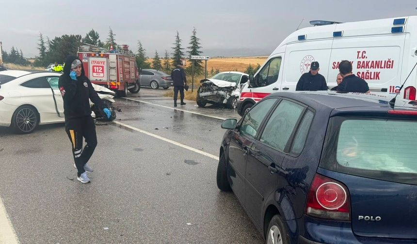 Yağmur sonrası zincirleme kaza: 2'si ağır 6 yaralı...