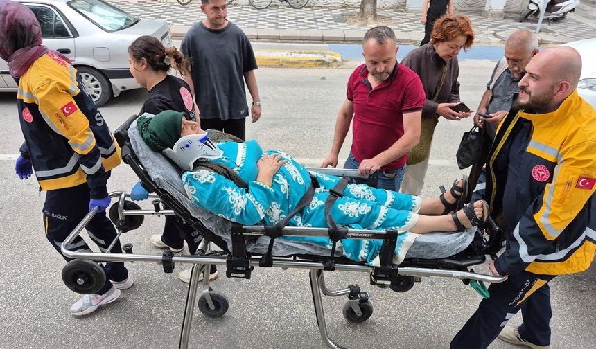 Yaya geçidinde durmadı anneanne ve torununa çarptı...