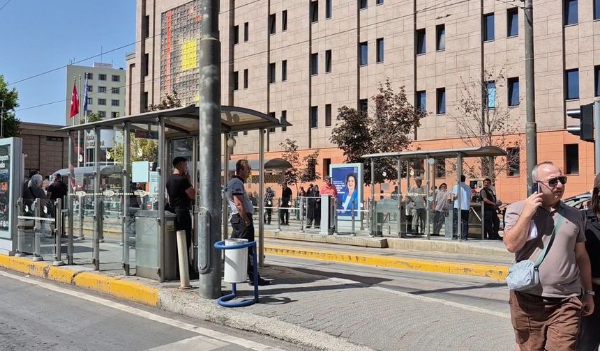 Eskişehir’de tramvay durağında bıçaklı kavga