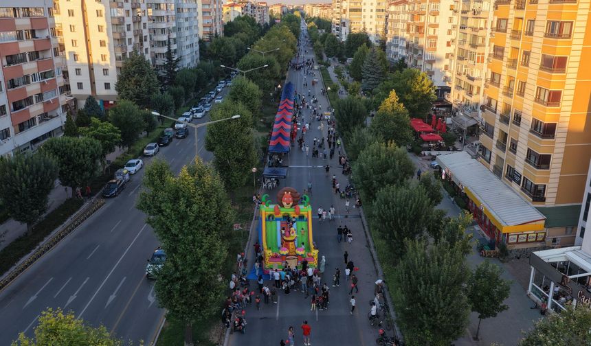 Atatürk Bulvarı yayalara ve bisikletlilere açıldı