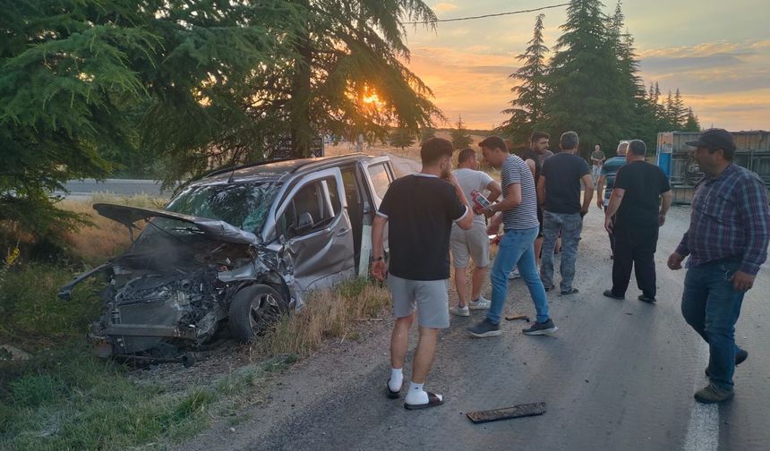 Eskişehir'de ticari araç ile traktör çarpıştı!