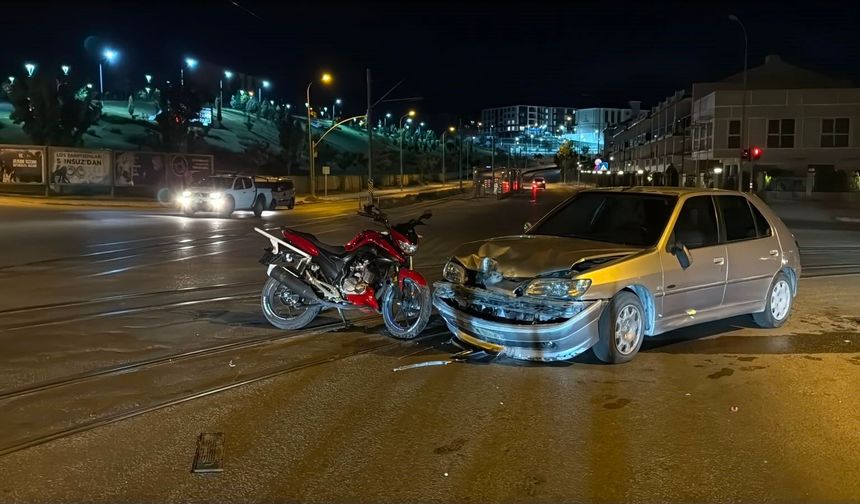 Kavşakta feci kaza! Kafa kafaya çarpıştılar...