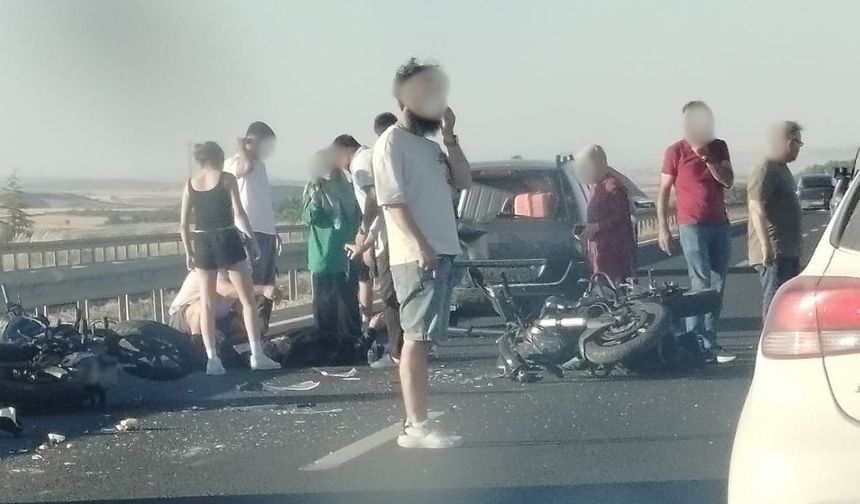 Eskişehir’de feci kaza! İki motosiklet otomobile arkadan çarptı