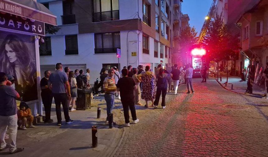 Eskişehir'de 4 katlı apartmanda yangın paniği...