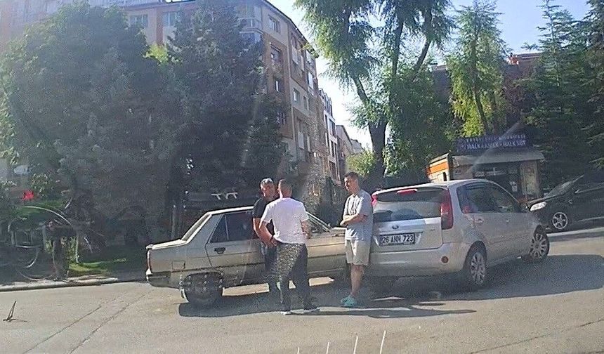 Eskişehir'de iki otomobil çarpıştı