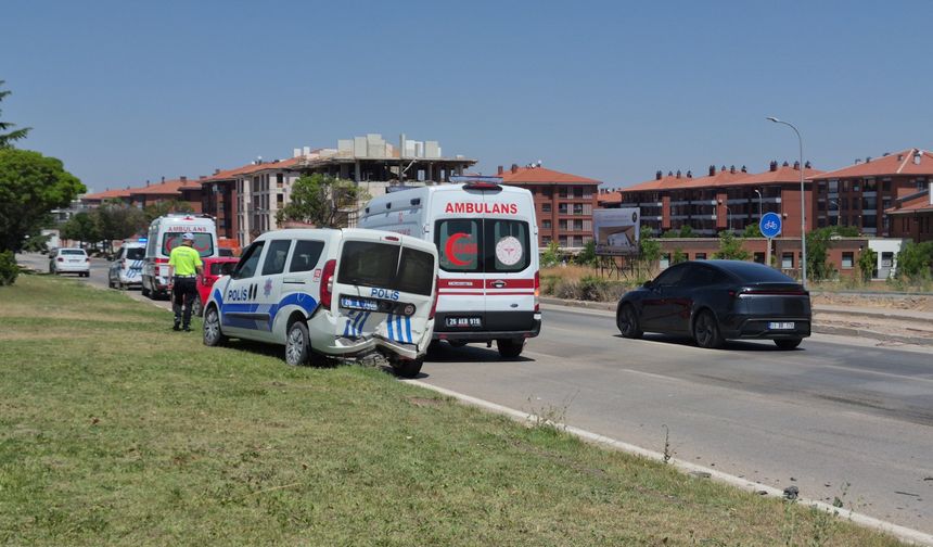 Kaza yerindeki polis aracına otomobil çarptı!